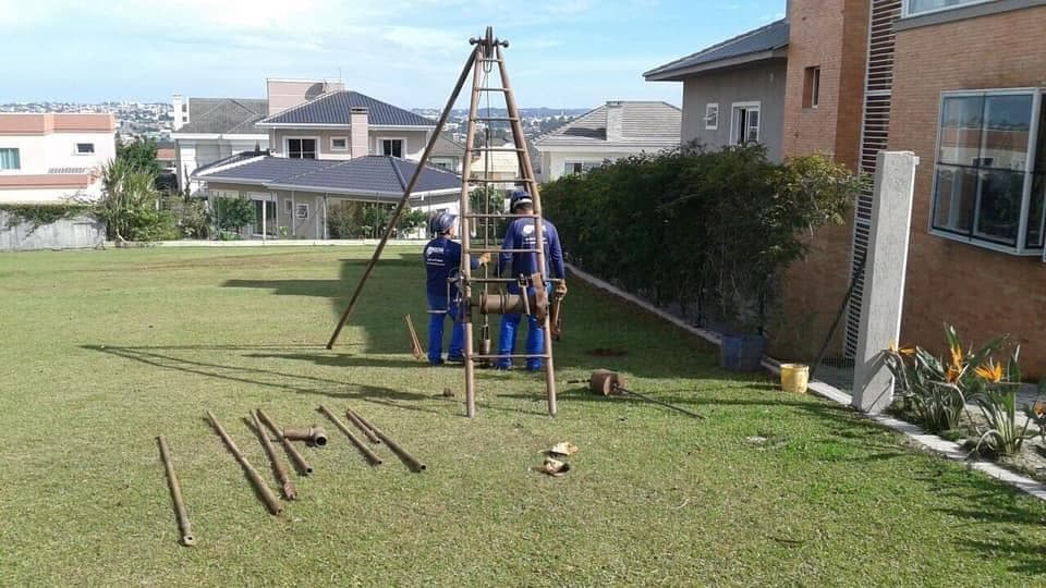 Equipe da AlfaGeo operando o tripé de sondagem SPT no cabo de aço
