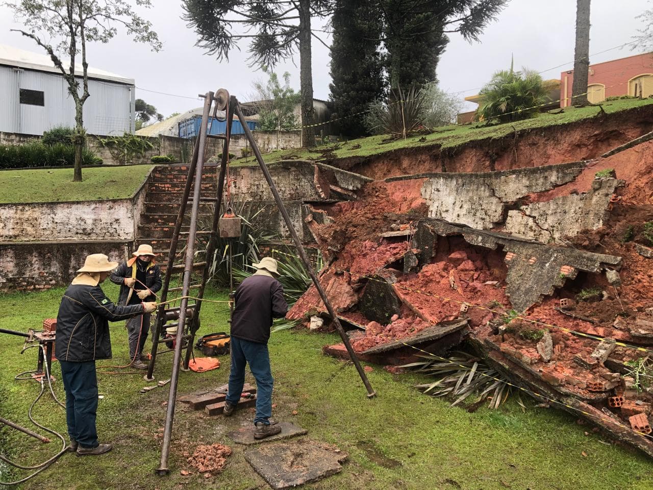Equipe da AlfaGeo trabalhando em conjunto em obra de contenção de talude