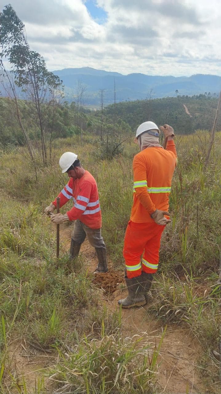 Trado manual sendo girado por um técnico durante a perfuração